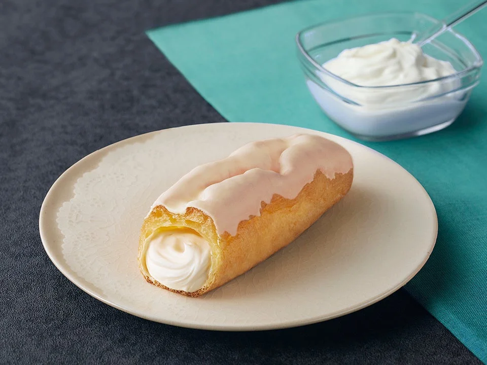 チェルシーエクレア(ヨーグルトスカッチ風)。白いコーティングでクリーム入り