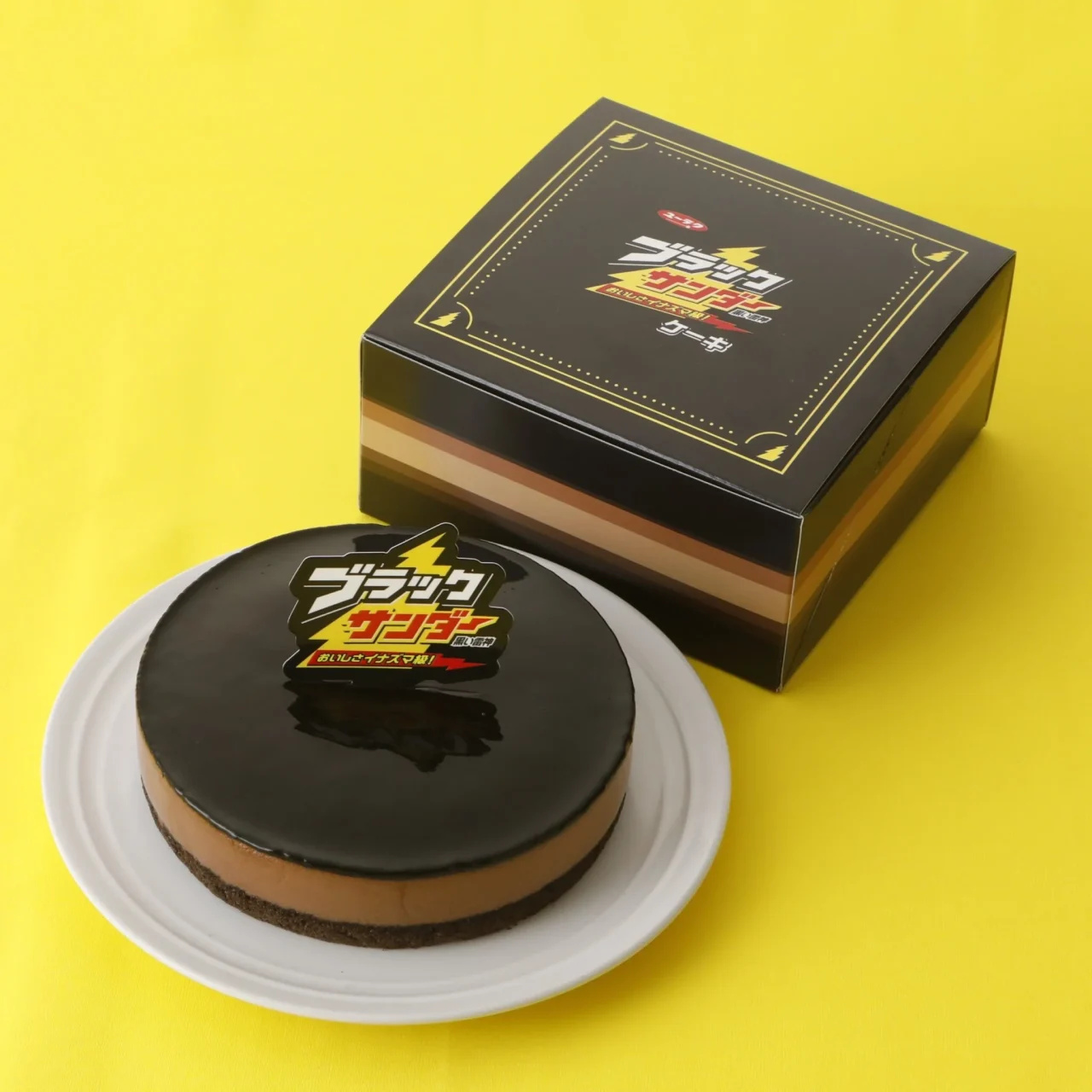 ブラックサンダーケーキと黒い化粧箱、白い皿に載った円形ケーキ