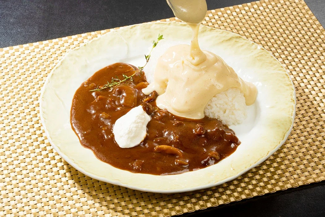 とろけるマッシュポテトのハッシュドビーフ。白いご飯にクリームがかかる