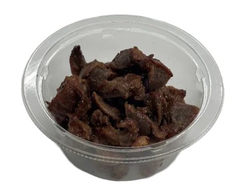 レモン香る 砂ずりの黒胡椒焼き。透明容器に入った焼き色の濃いカット肉