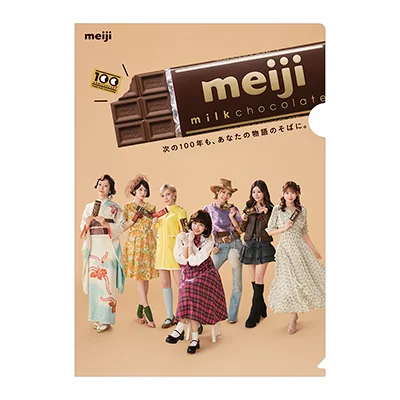 meiji milkchocolateの板チョコと7人の女性が写るクリアファイル