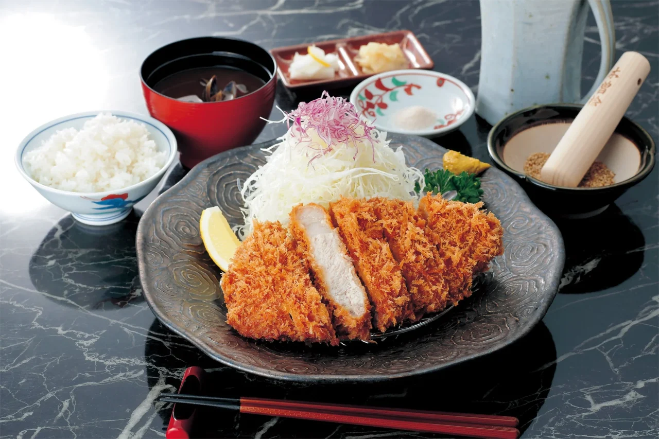 特選岩中ロースかつ御前。ロースかつにご飯、味噌汁、千切りキャベツ付き