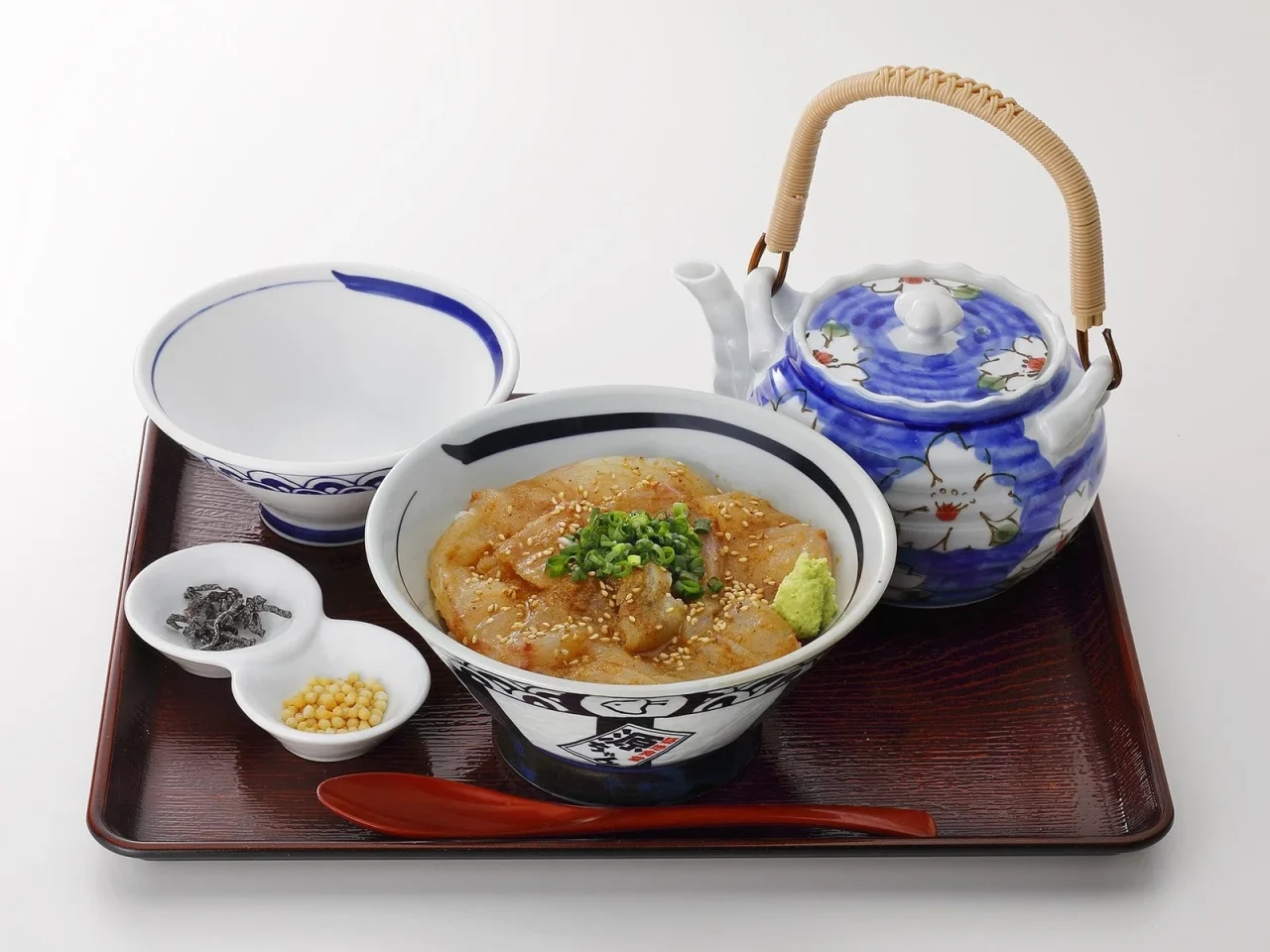 名物 鯛ごま丼。急須と小鉢、薬味を添えた赤い盆の膳