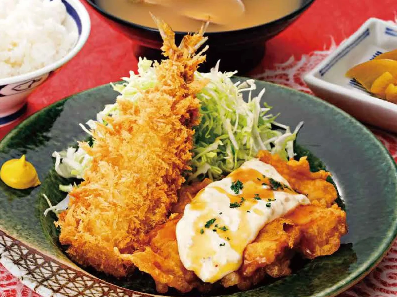 アジフライとチキン南蛮定食。千切りキャベツ、ご飯、味噌汁付き