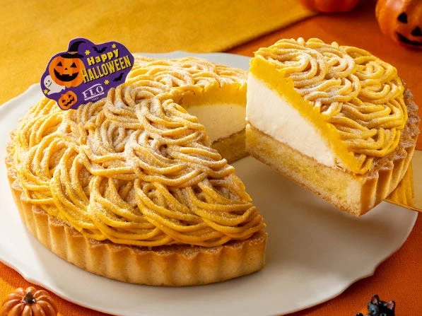 Halloween かぼちゃのタルト。モンブラン状のクリームで、1切れを取り分けた断面