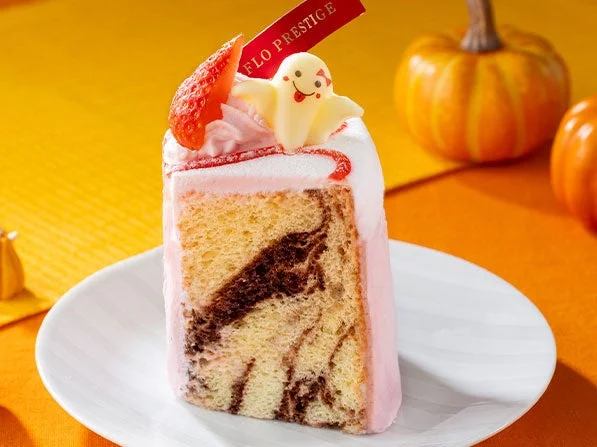 Halloween 苺とショコラのマーブルシフォンケーキ。おばけチョコと苺が載る