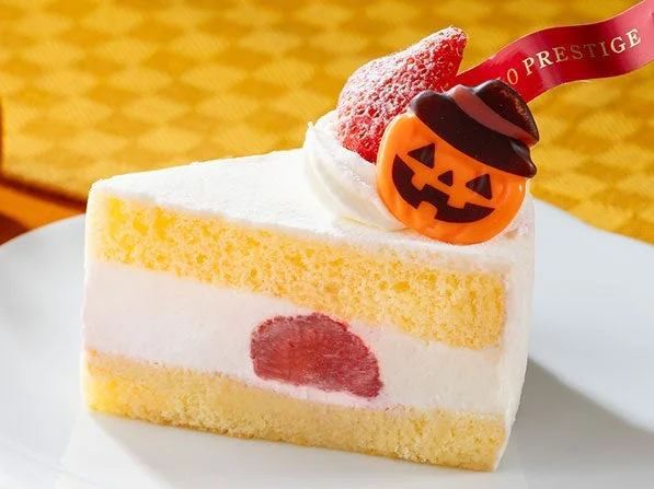 Halloween 苺のショートケーキ。カボチャチョコと苺を飾ったカット