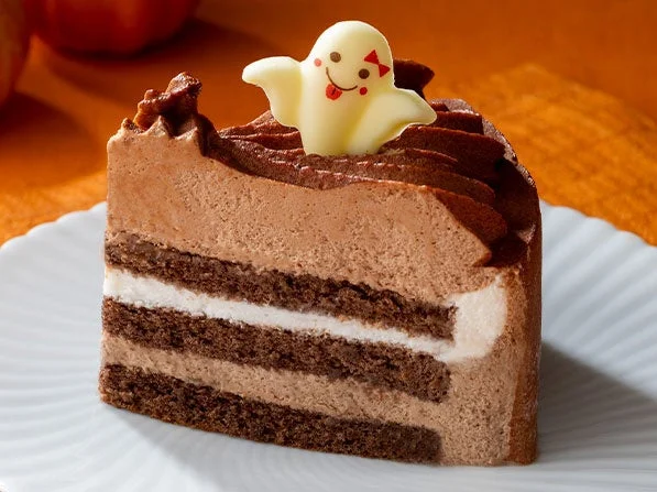 Halloween チョコレートムースケーキ。おばけチョコが載った断面