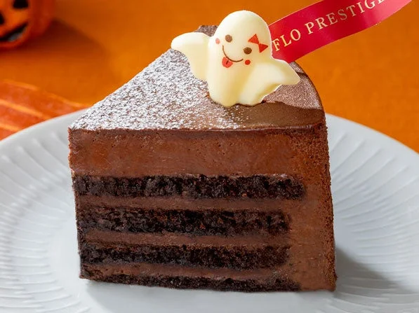 Halloween ショコラアメール。白いおばけチョコをのせた層状のチョコケーキ