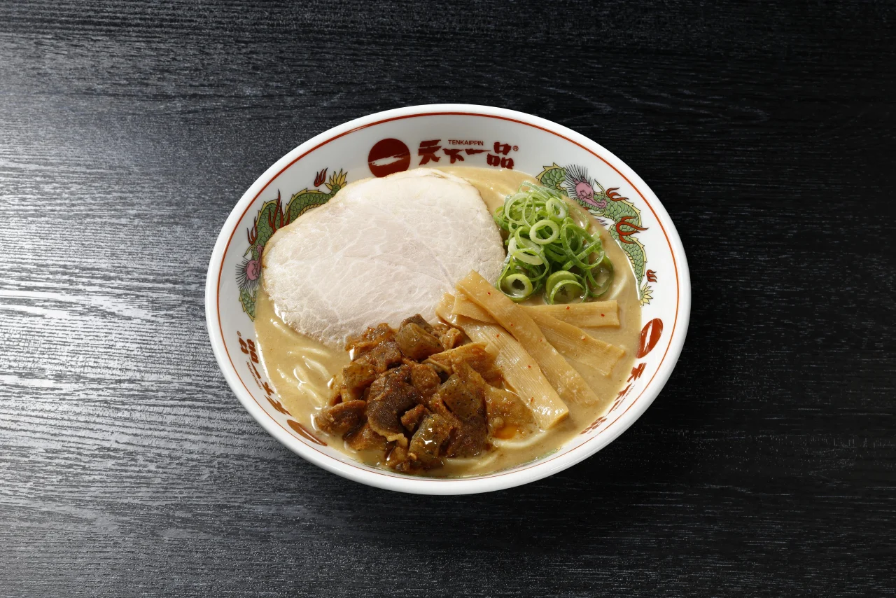 天下一品の牛すじラーメン。チャーシュー、メンマ、ネギ、牛すじが載る