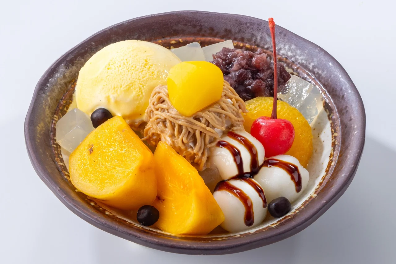 柿とモンブラン白玉クリームあんみつ。バニラアイス付き