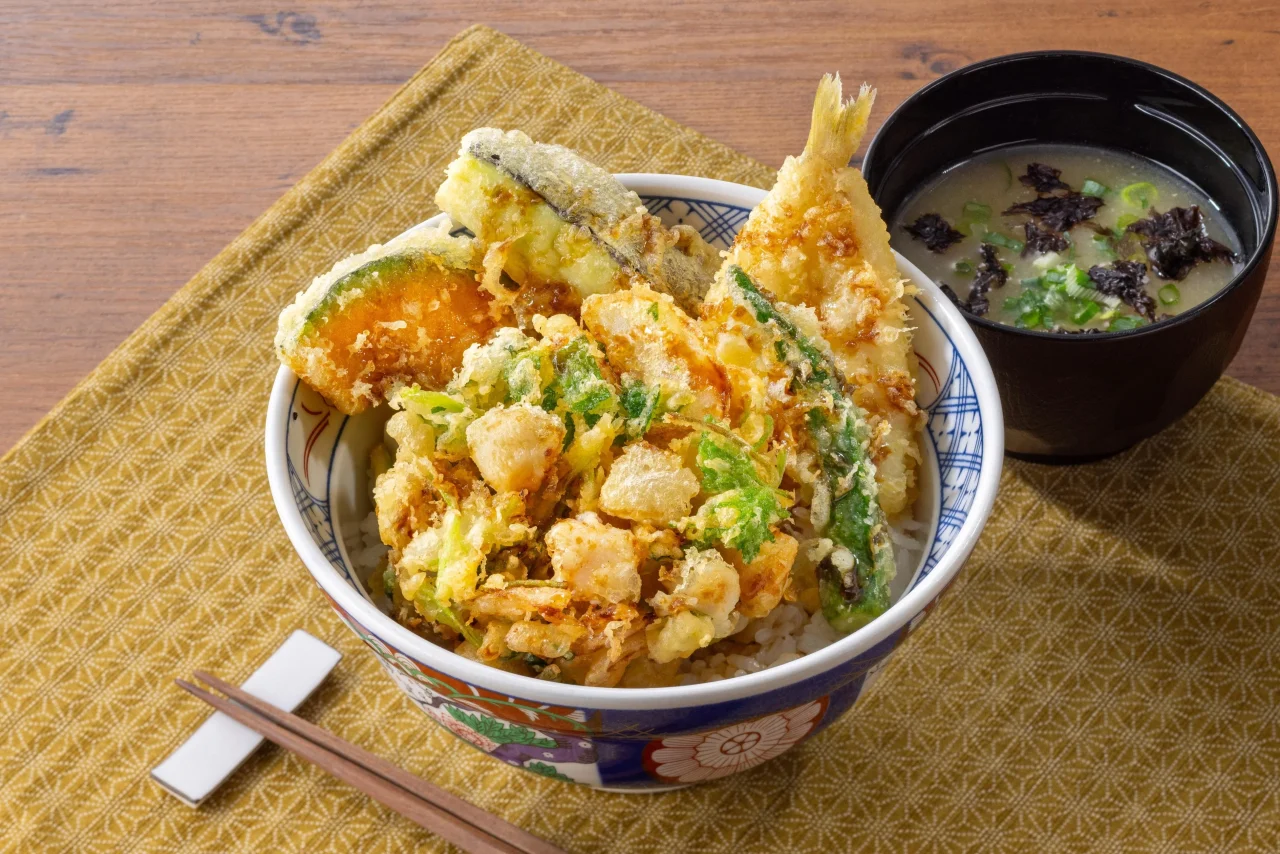 藍屋天丼《梅》。天ぷらをのせた丼と、のり入り汁物の椀