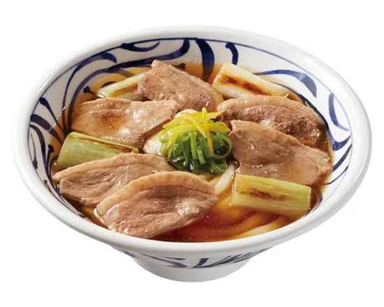 藍色模様の丼に盛られた鴨ねぎうどん。鴨肉と焼き白ねぎ、柚子が載る