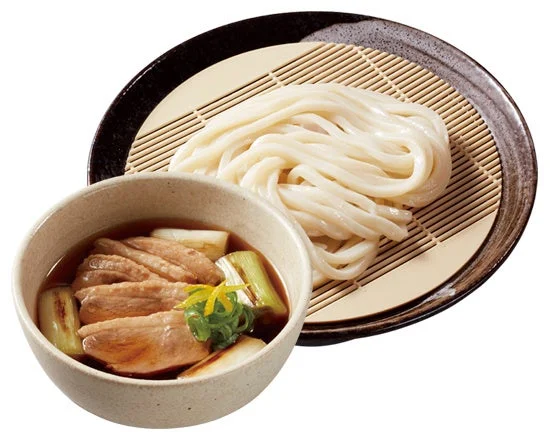 鴨せいろうどん。竹ざるの冷たい麺と、鴨肉・白ねぎ入りの温かいつけだし