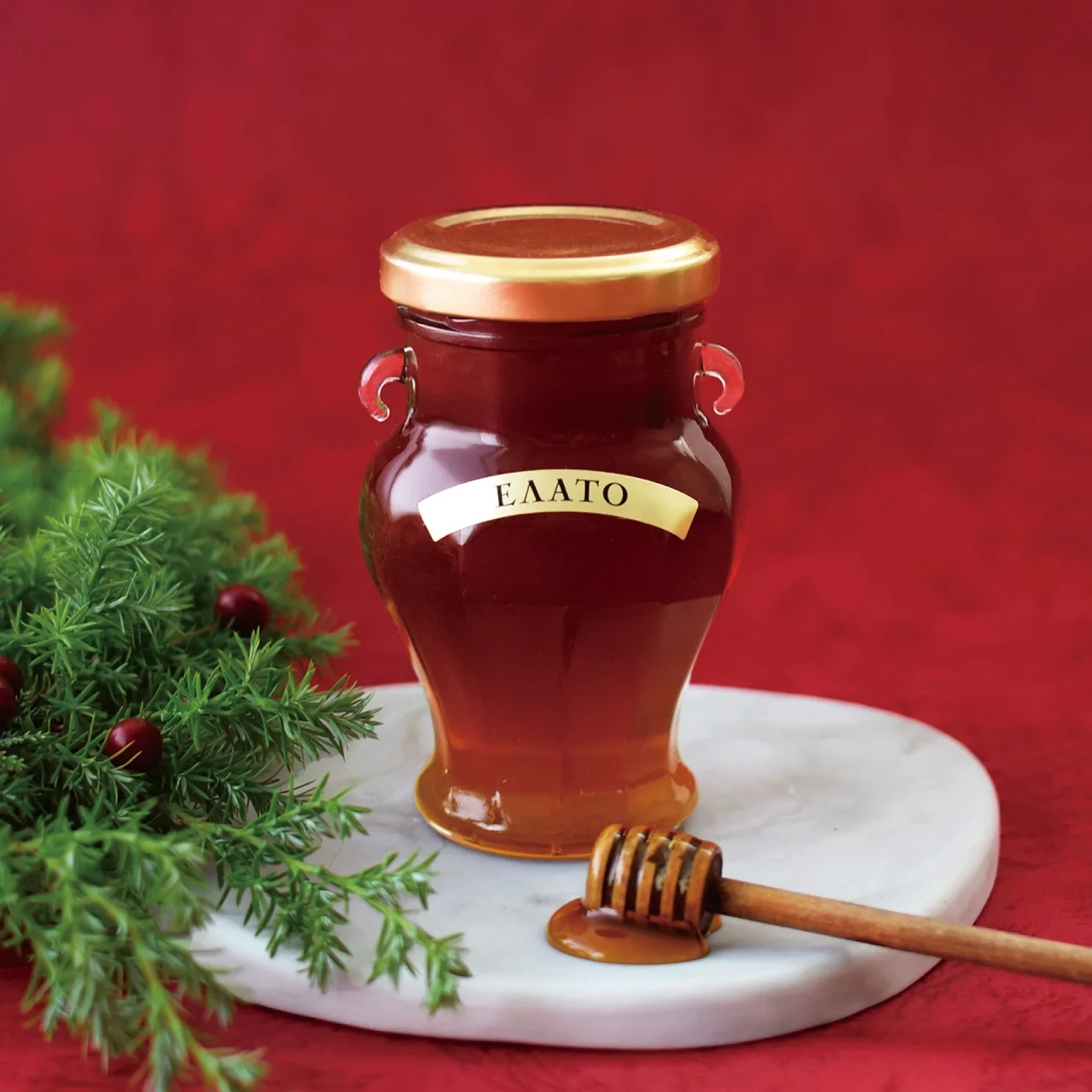 ギリシャ クリスマスツリーのはちみつ。琥珀色の瓶とハニーディッパー