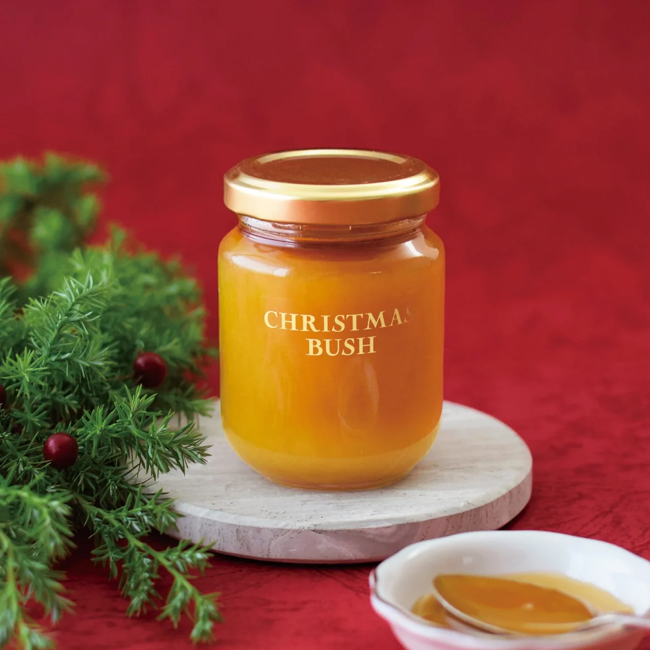 クリスマスブッシュのはちみつ瓶と、モミの枝やスプーンの蜜