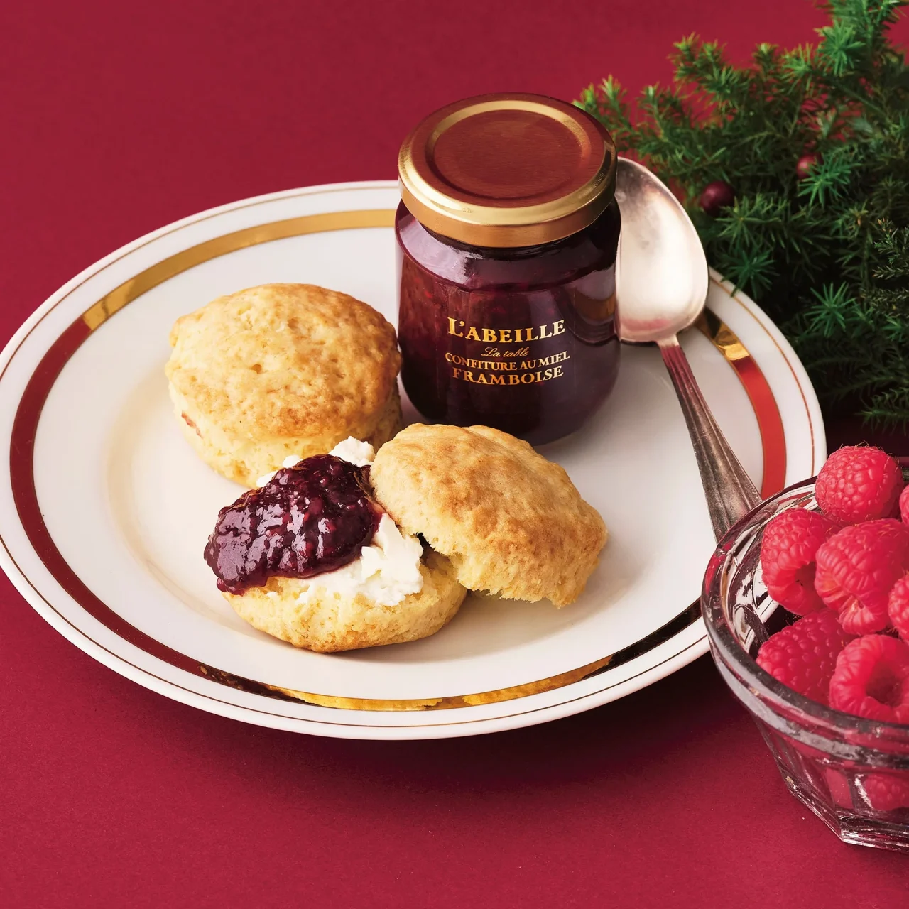 L'ABEILLEのジャム瓶と、ジャムを添えたスコーン、ラズベリー