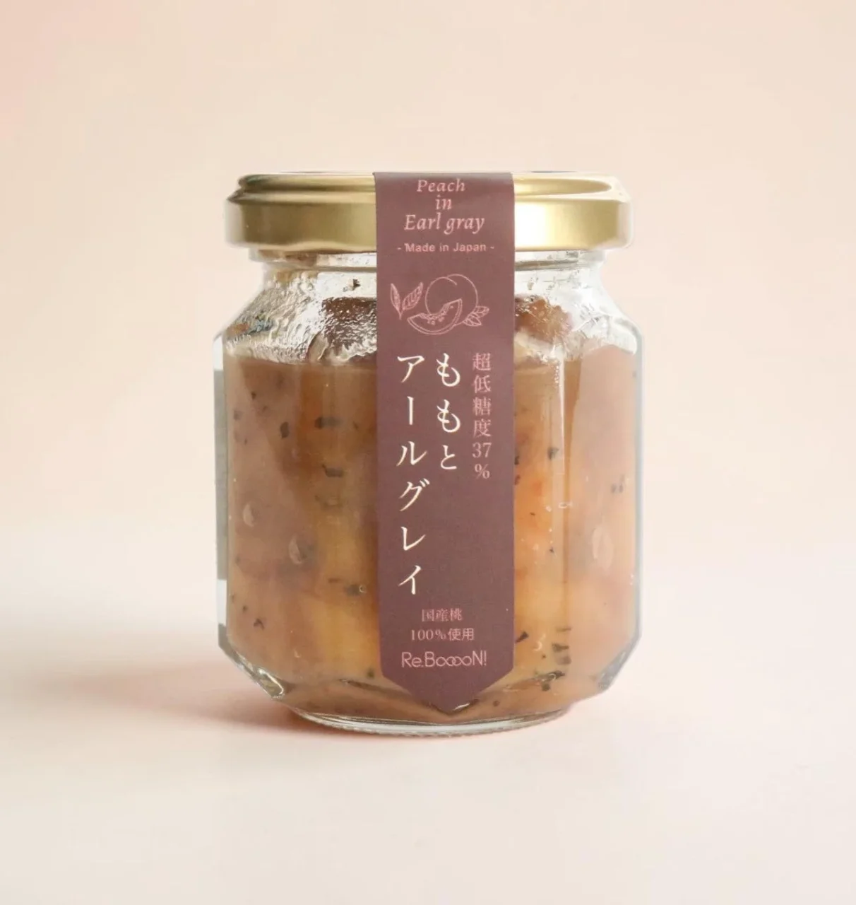 ももとアールグレイのジャム瓶。茶色のラベルと金色のフタ