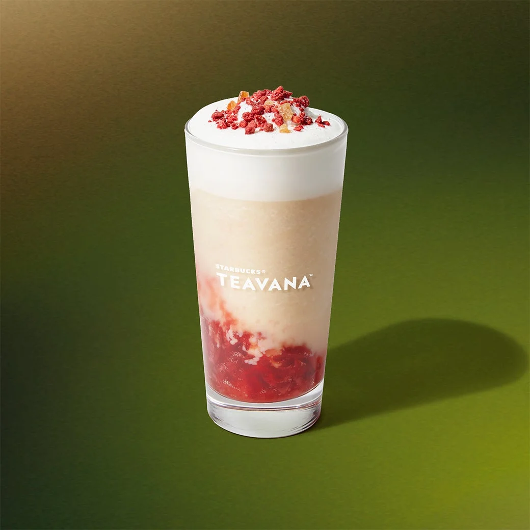 ジョイフルメドレー ティージェリー フラペチーノ®。ストロベリーのトッピングとクリーム