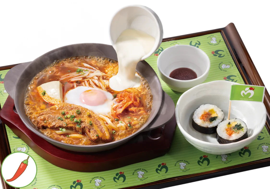 りょうちゃんの思い出の旨辛チゲ鍋セット。チーズソースをかける鍋とキンパ