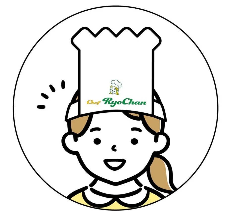 Chef RyoChanロゴ入り紙製コック帽バイザーをかぶった人物のイラスト
