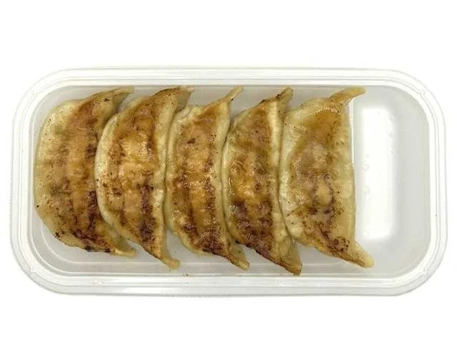 透明トレーに並んだ5個の焼き餃子