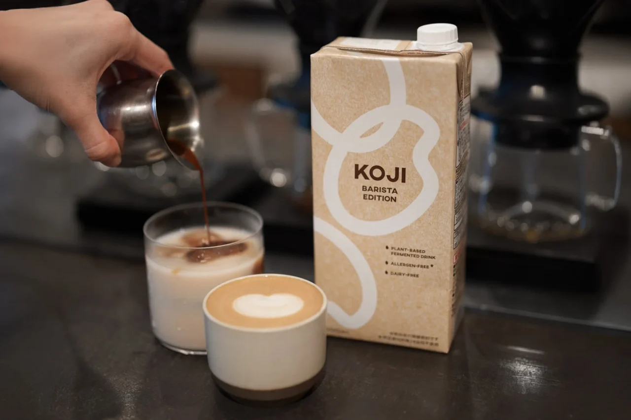 KOJI BARISTA EDITIONのパックとラテを注ぐ手元