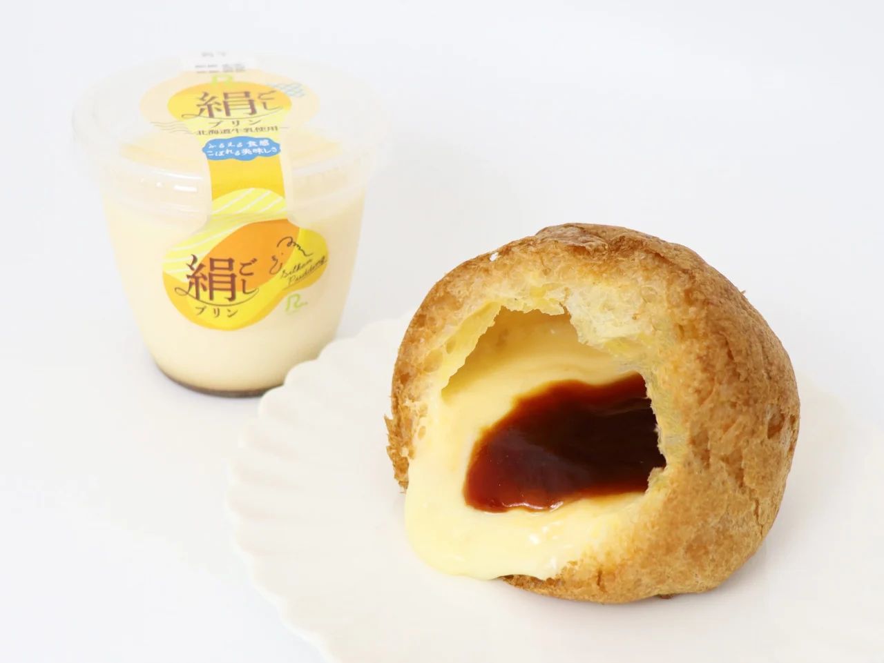 絹ごしプリンシューの断面と絹ごしプリンのカップ