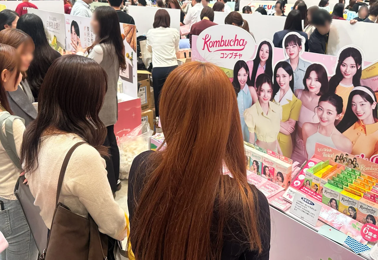 ロフト Kコスメフェスティバル会場のKombuchaコンブチャ展示を見る来場者