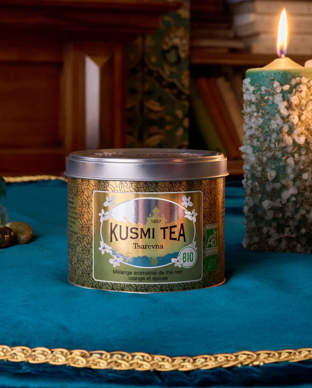ツァレブナの缶。金緑のラベルのKUSMI TEA缶がキャンドルの横に置かれている