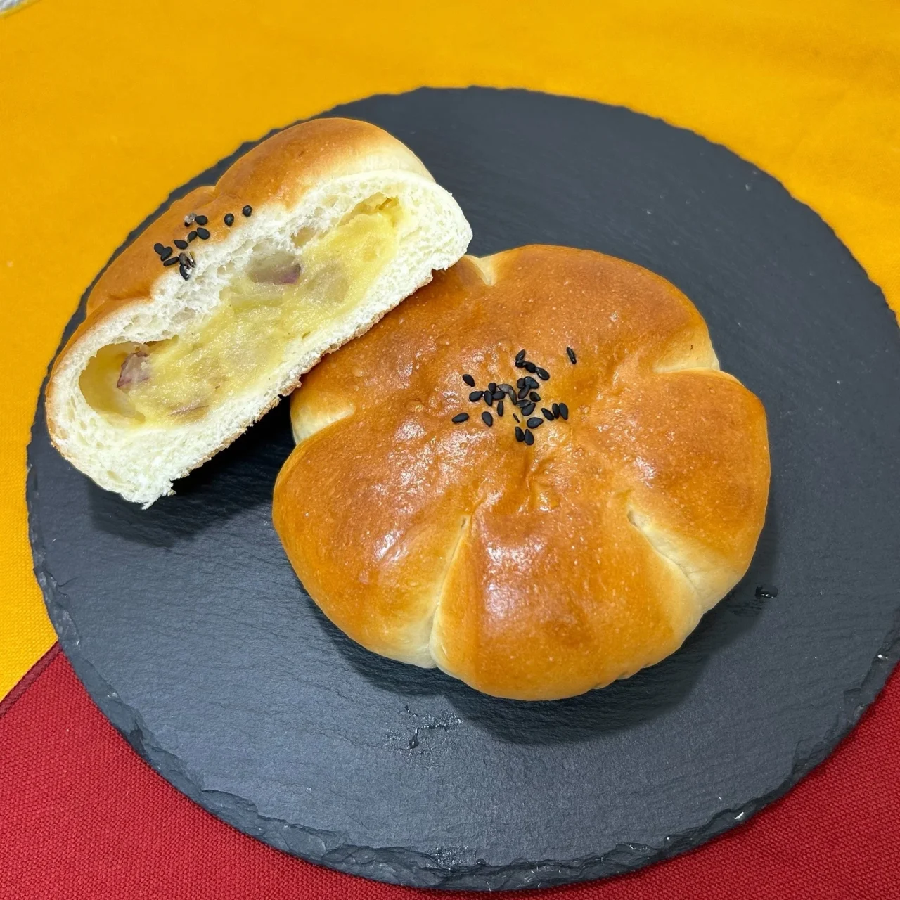 韓国風コグマクリームパン。黒ごま付きの丸パンと断面