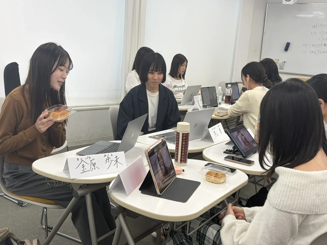 試食会の様子①。教室で学生たちがパンを手に試食する