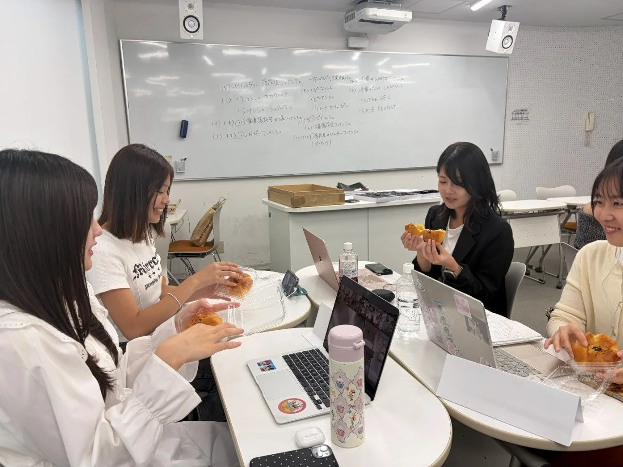 試食会の様子②。教室でパンを手に試食する学生たち