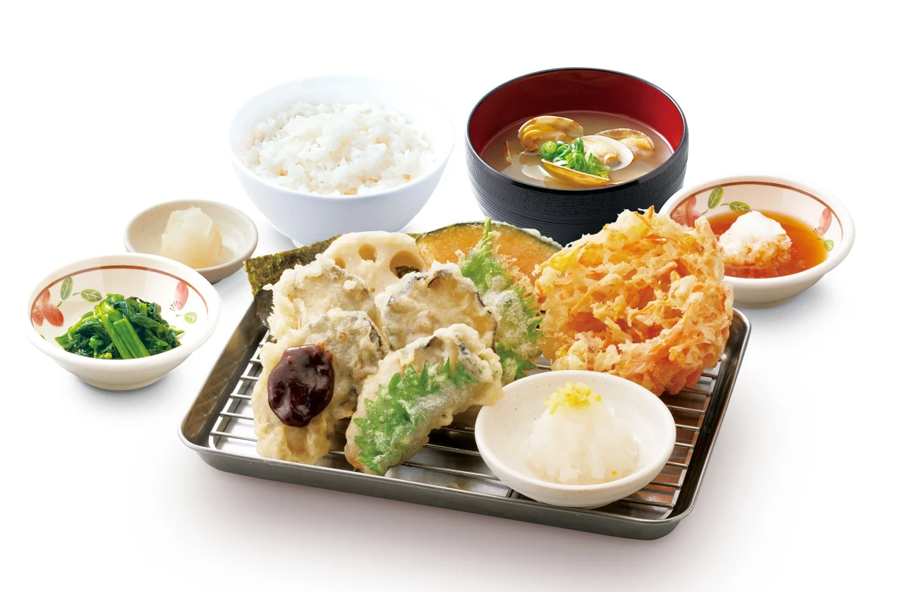 贅沢牡蠣尽くし天ぷら定食。天ぷら、ご飯、あさり汁、小鉢のセット