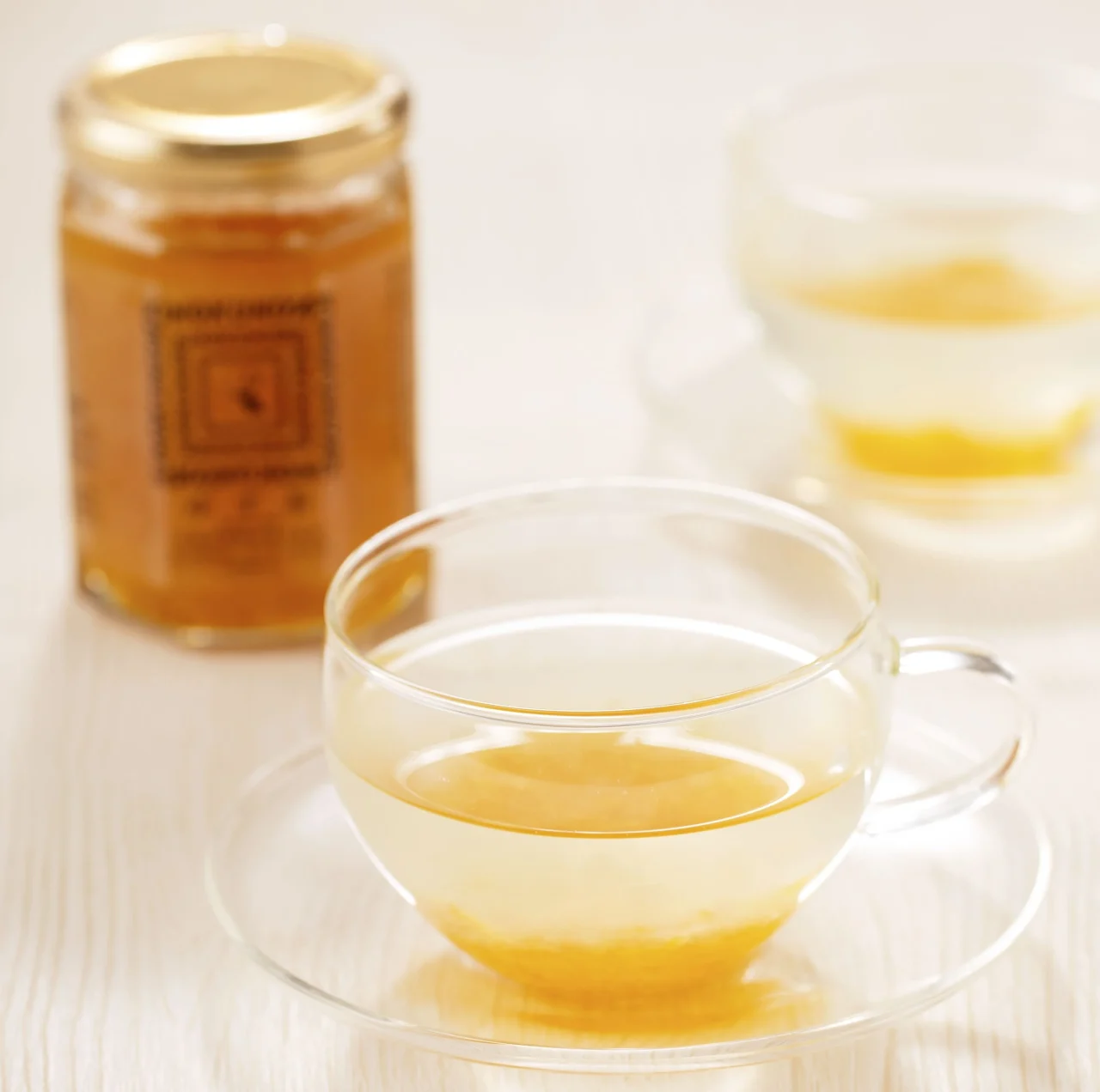 ゆず茶の瓶と、ゆず茶を注いだ透明なガラスカップ