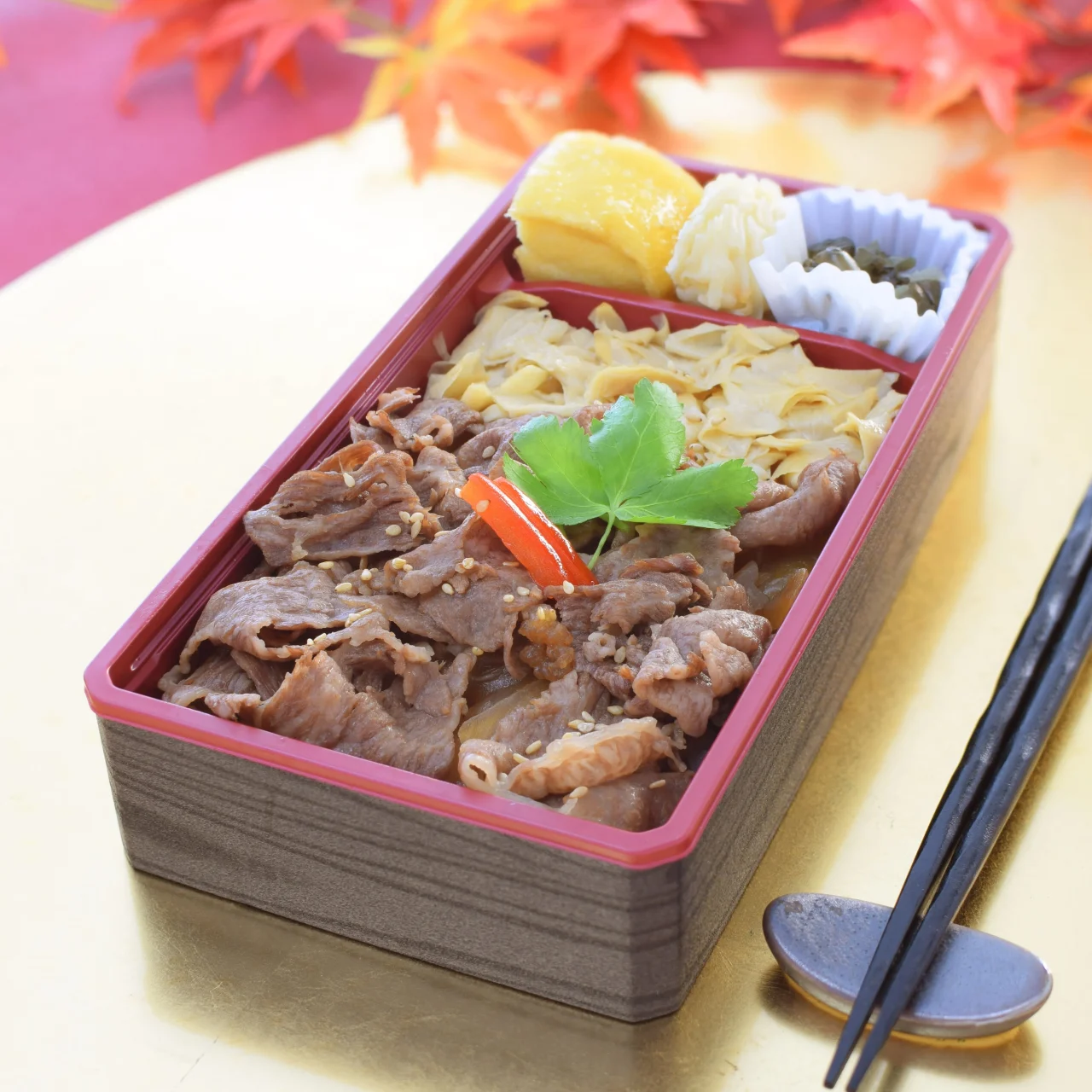 鹿児島県産 黒毛和牛牛めし［湯葉入り］の弁当。牛肉と湯葉をのせた容器