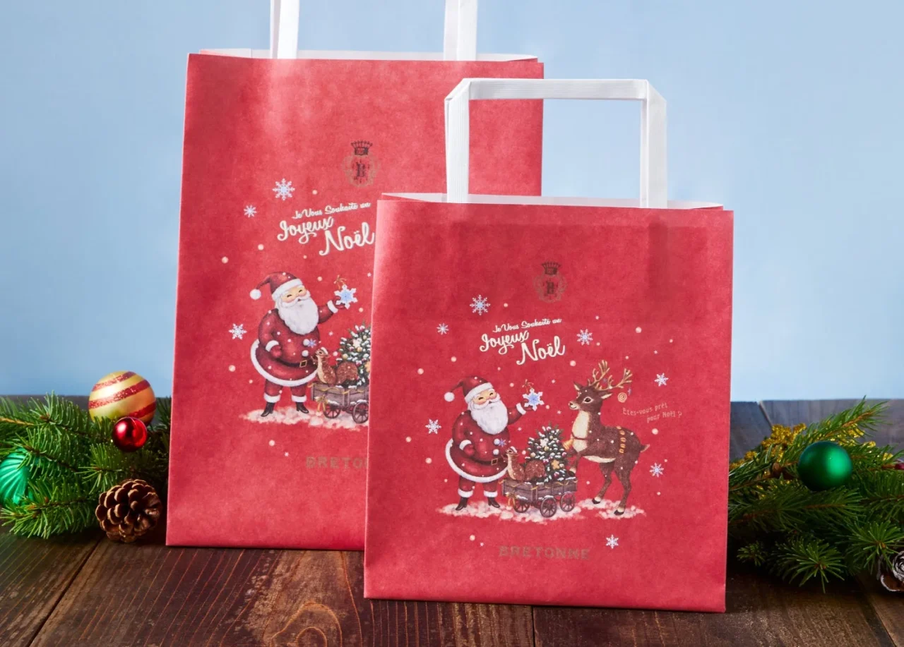 サンタとトナカイが描かれたクリスマス限定デザインのオリジナルショッパー