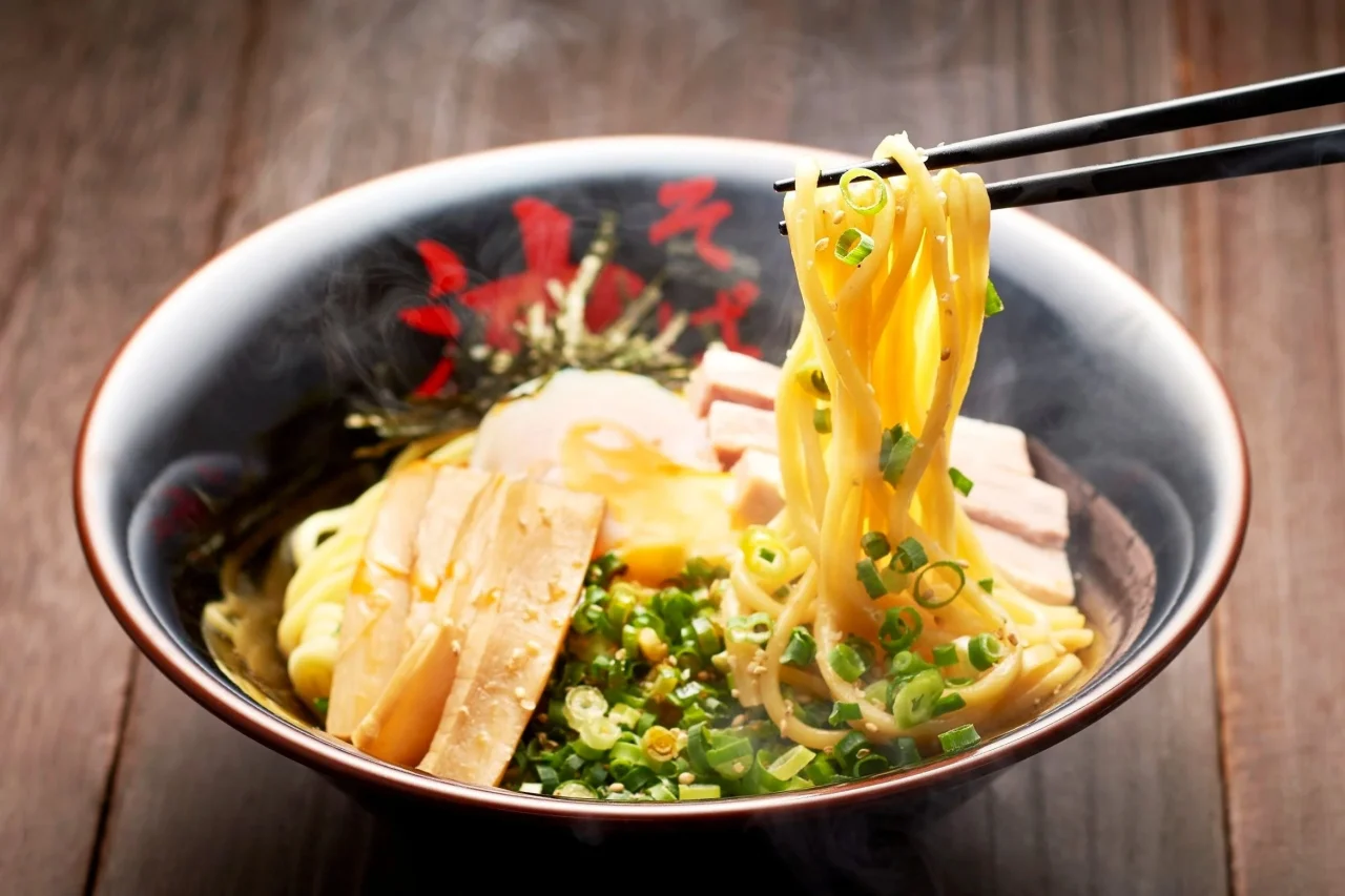 油そば＋スペシャルトッピングA（ねぎゴマ+半熟たまご）を箸で持ち上げた丼