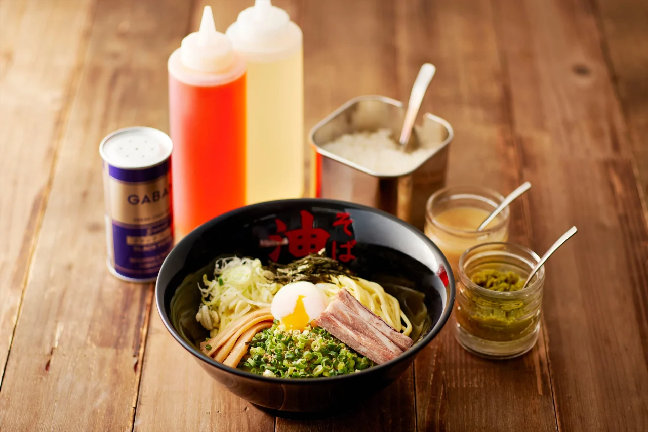 油そば＋スペシャルトッピングA（ねぎゴマ+半熟たまご）と卓上調味料