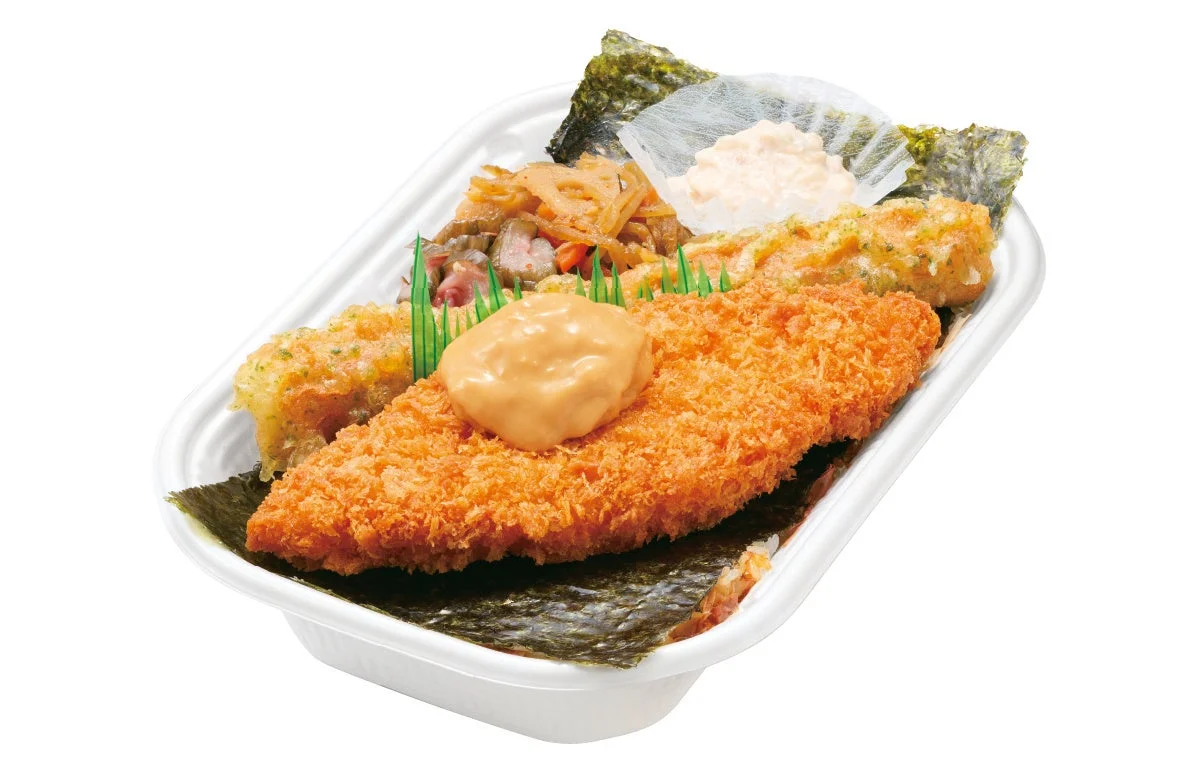 のり弁当。海苔の上に大きな揚げ物とマヨネーズ系トッピングが載った容器入り