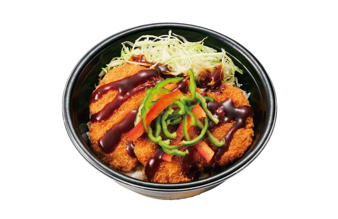 ＼店仕込み／ソースチキンかつ丼 チキンかつ（3枚）。黒い容器入り