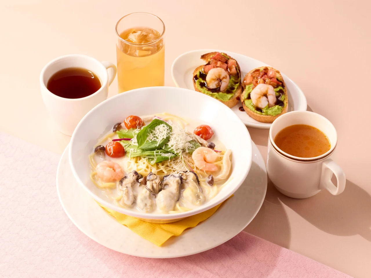 たっぷり牡蠣のクリームスープパスタと海老とアボカドのブルスケッタ、ドリンク、スープ