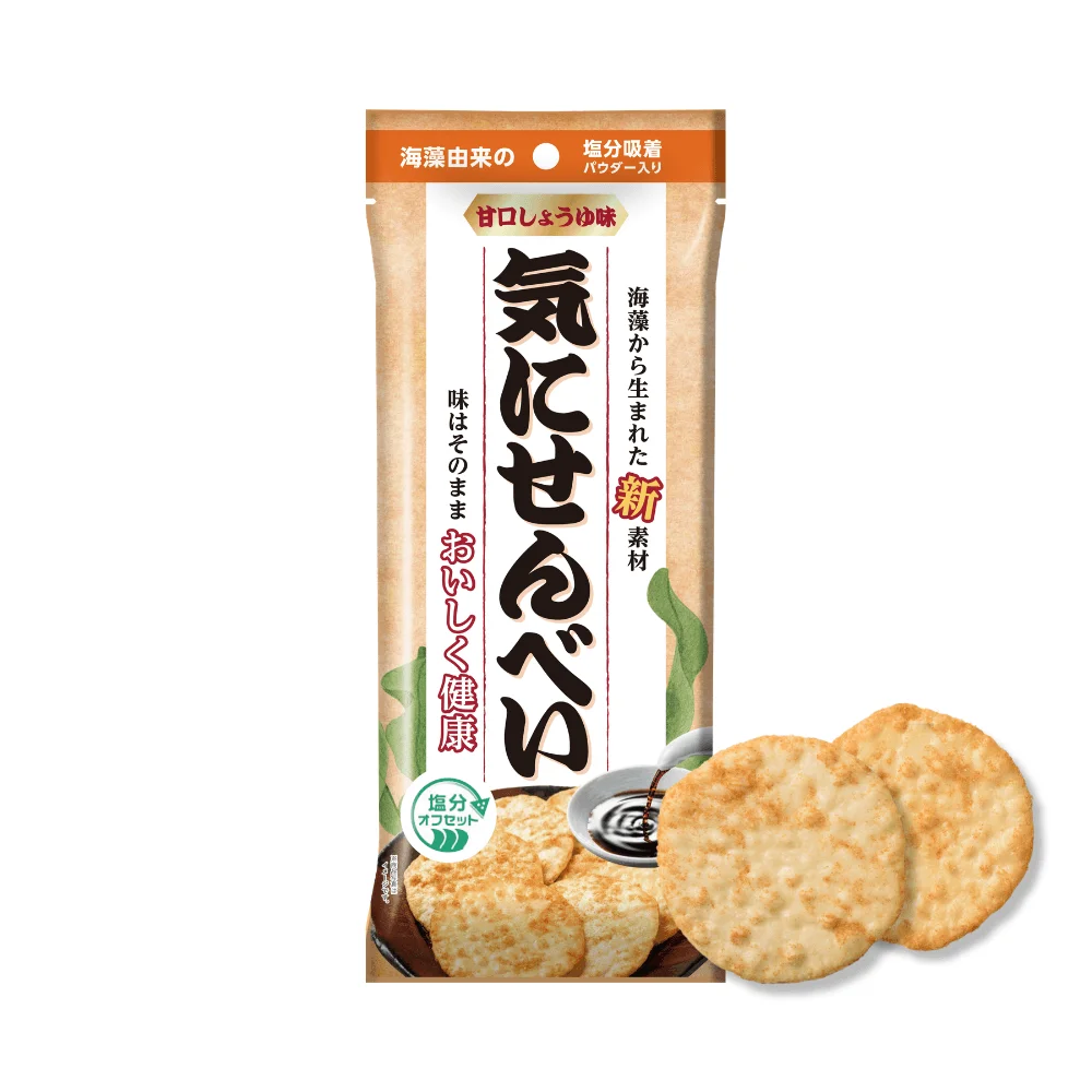 気にせんべい 甘口しょうゆ味のパッケージと丸い煎餅2枚