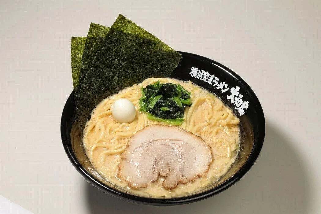 横浜家系ラーメン大和家の黒い丼のラーメン。海苔、チャーシュー、ほうれん草、うずら卵