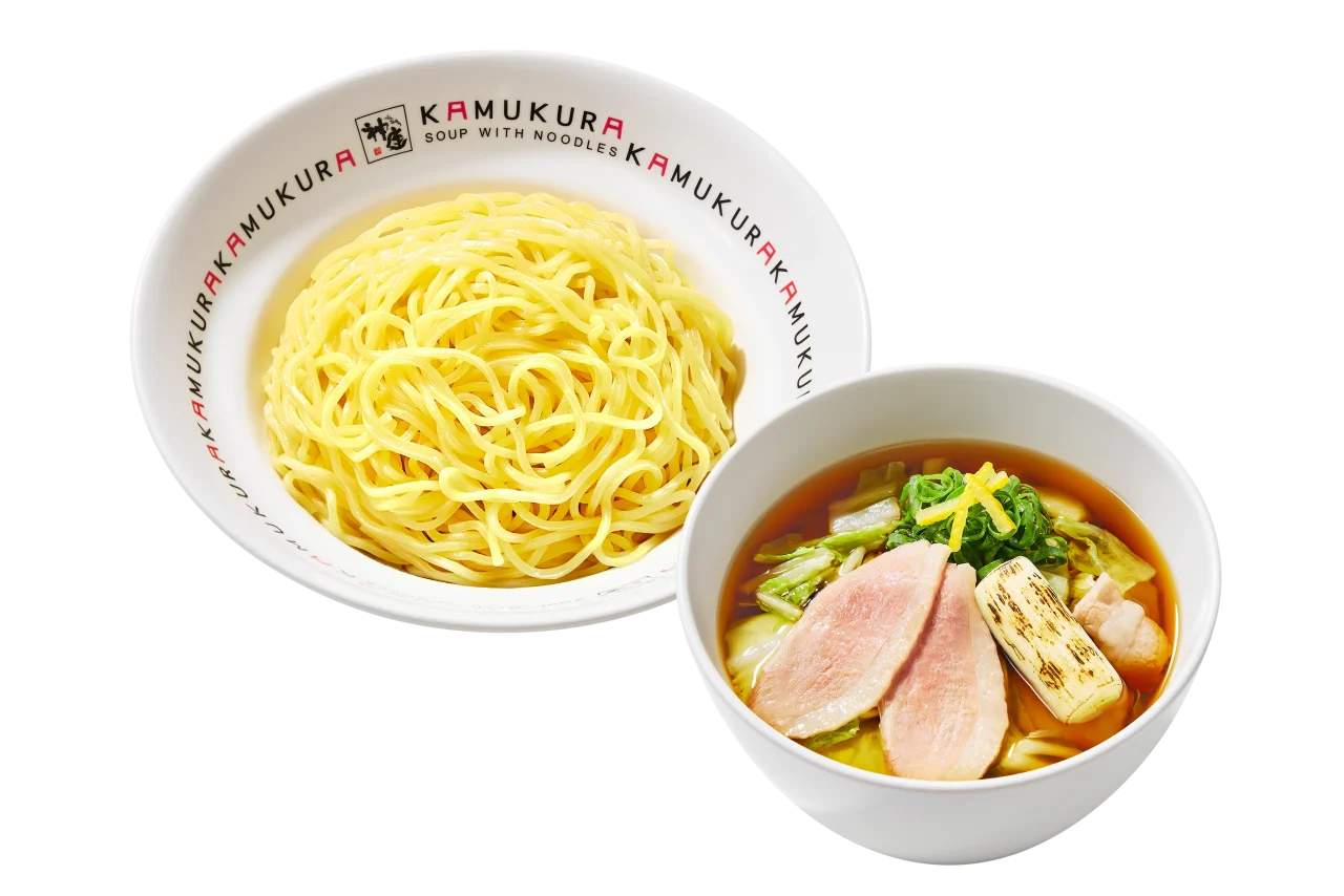 香ばしネギの鴨つけ麺。麺の器と、鴨肉やネギ入りのつけ汁