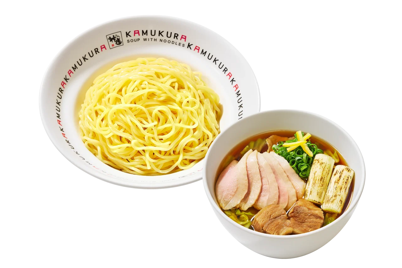 香ばしネギの鴨つけ麺。麺の器と、鴨肉とネギが入ったつけ汁の器