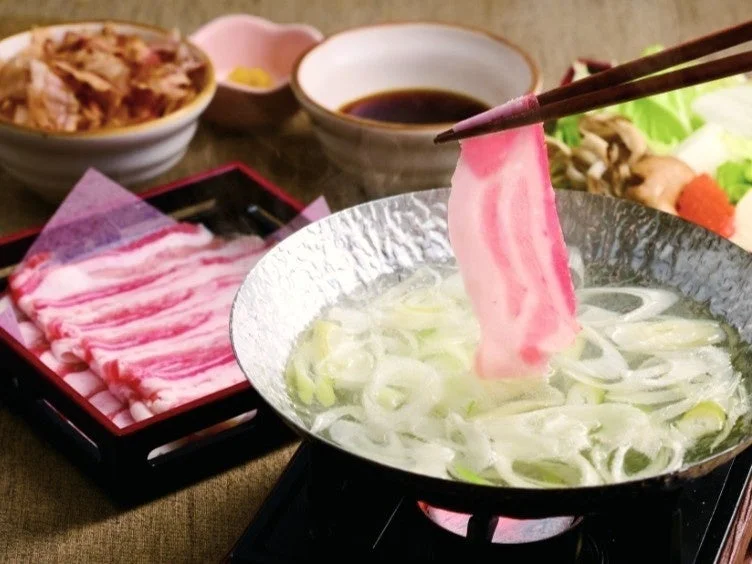 自家製そばつゆで楽しむ鹿児島産黒豚のつゆしゃぶ膳。豚肉と薬味