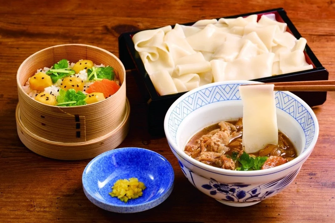 鹿児島産黒豚の平打ちつけ汁うどん。栗おこわ付セットと薬味