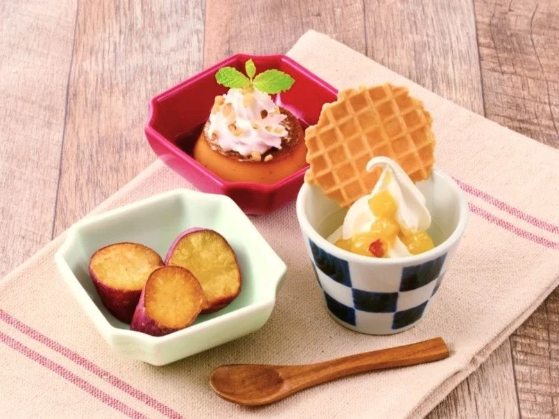 お芋の甘味三彩。プリン、ソフトクリーム、焼き芋を小鉢に盛った秋のデザート