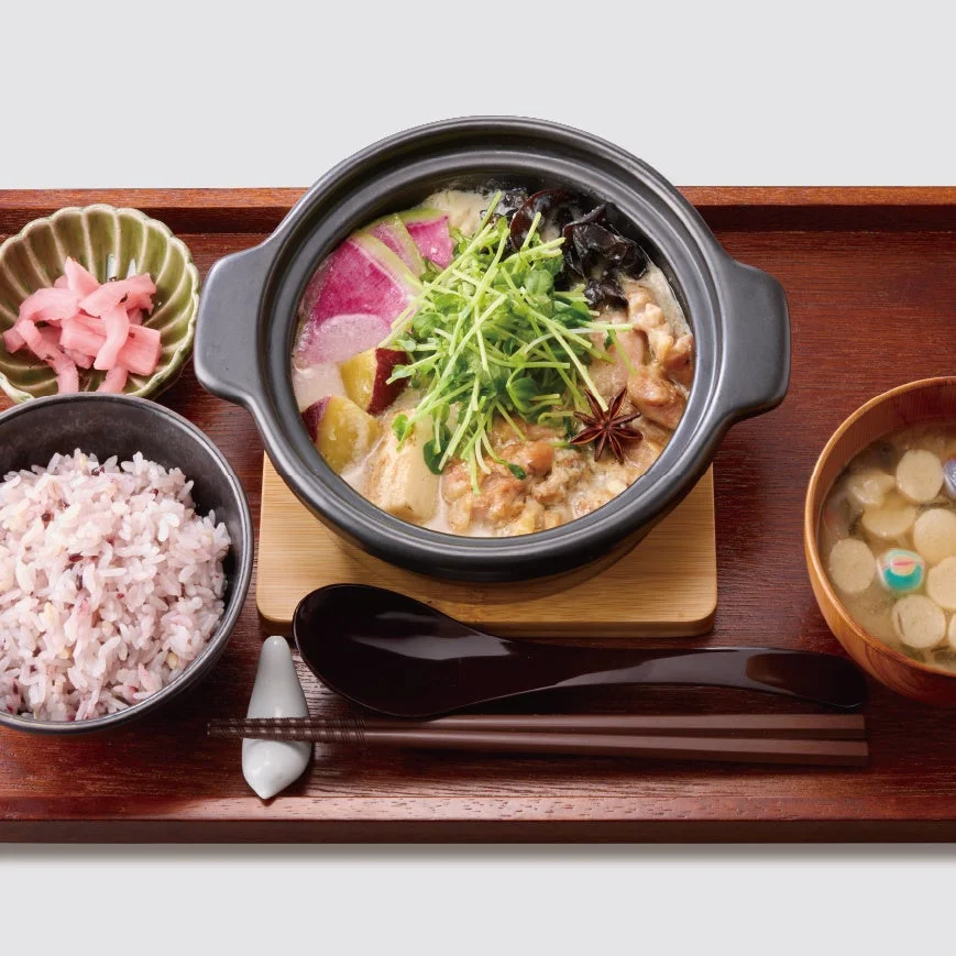 鶏白湯土鍋膳～生姜豆乳～。土鍋に野菜と鶏肉、ごはん、漬物、汁物を添えた膳